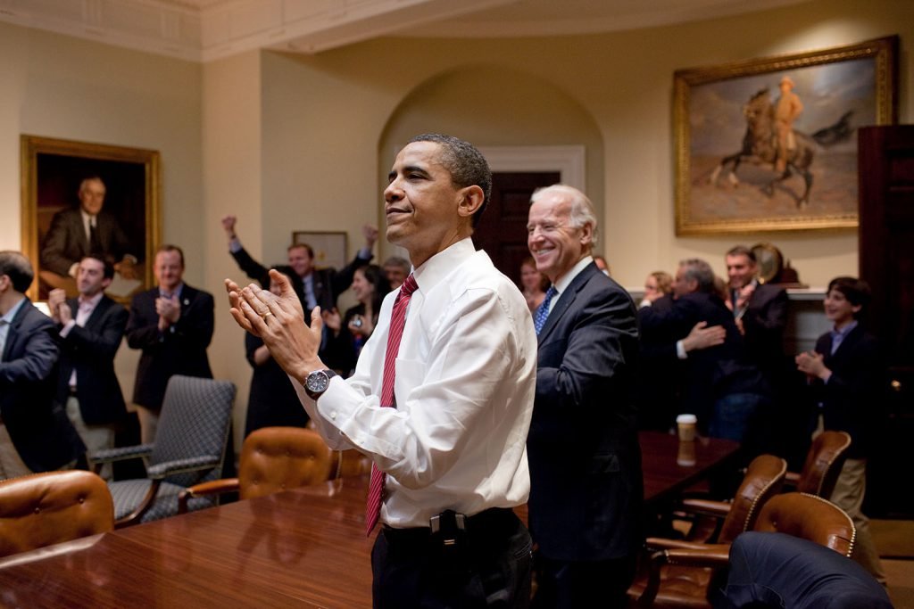 President Barack Obama, Vice President Joe Biden, en medewerkers, applaudisseren in de Roosevelt Room van het Witte Huis, wanneer de 'health care reform bill' wordt aangenomen, 21 maart, 2010. (Official White House Photo by Pete Souza)