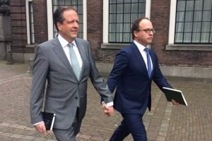 Nadat twee mannen uit Arnhem werden mishandeld omdat zij hand in hand liepen, betuigden verschillende politici hun steun aan de twee slachtoffers door hand in hand te lopen bij de formatiebesprekingen. Foto: Alexander Pechtold / Facebook