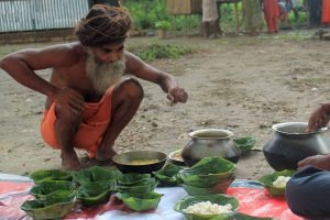 Banana leaf plates replace plastic as a bottom-up climate solution. Photo: Sumita Roy Dutta