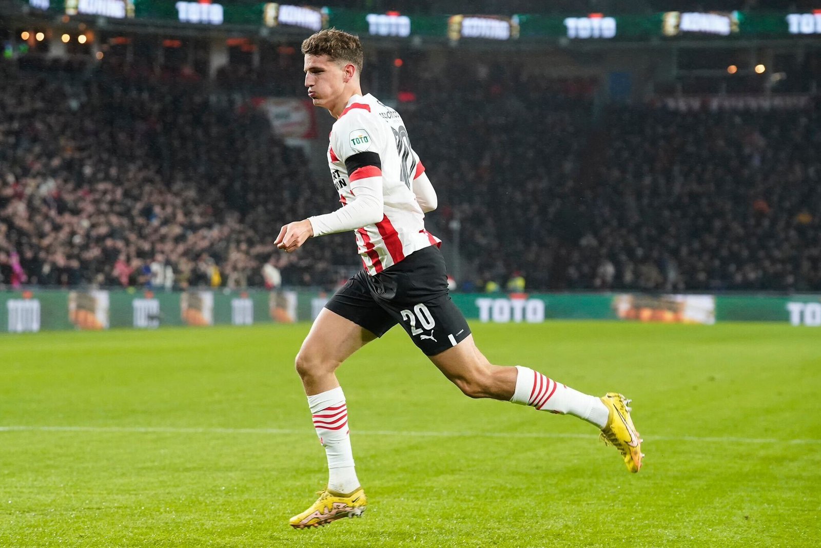 Gratis Dromen Bestaan Niet: PSV-middenvelder Guus Til (25) Over Het ...