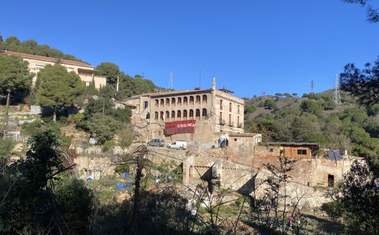 Oud landhuis steekt uit boven grote moestuin op een begroeide helling bij Barcelona.