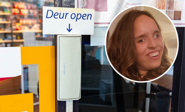 Op de foto staat een knop met een bijbehorend briefje 'Deur open'. Als iemand op de knop drukt, gaat de deur naar de winkel open. In een cirkel staat een andere foto. Daarop is Noortje van Lith te zien. Ze heeft bruin haar en lacht.