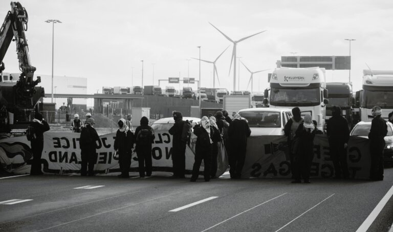 Blokkades van actiegroep Geef Tegengas zetten het vrachtwagenverkeer bij twee terminals in de Rotterdamse haven op 10 oktober gedurende zes uur stil. Het doel: Havenbedrijf Rotterdam aanzetten tot onder andere de invoer van een handels- en wapenembargo met Israël. Met deze en andere protestacties wil Geef Tegengas 'dat de haven stopt met [aan uitbuiting of geweld] geld verdienen'.